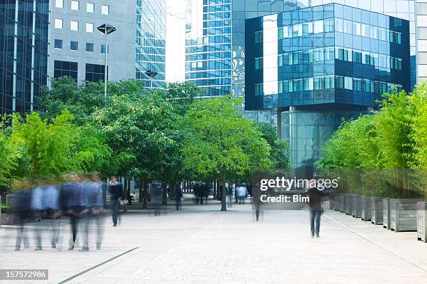 las personas de negocios caminando en el moderno distrito financiero de - verde fotografías e imágenes de stock