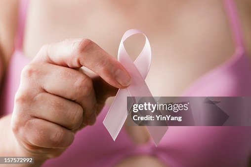 Mujer agarrando cinta contra el cáncer de mama, rosa examen de la salud recordatorio Mujer agarrando cinta contra el cáncer de mama, rosa examen de la salud recordatorio