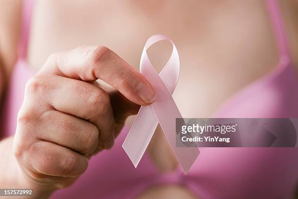 mulher com fita de consciência para o câncer de mama rosa assistência médica, exame de lembrete - tetas - fotografias e filmes do acervo