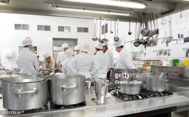 chefe de cozinha alunos em classe xxl imagem - stew pot imagens e fotografias de stock