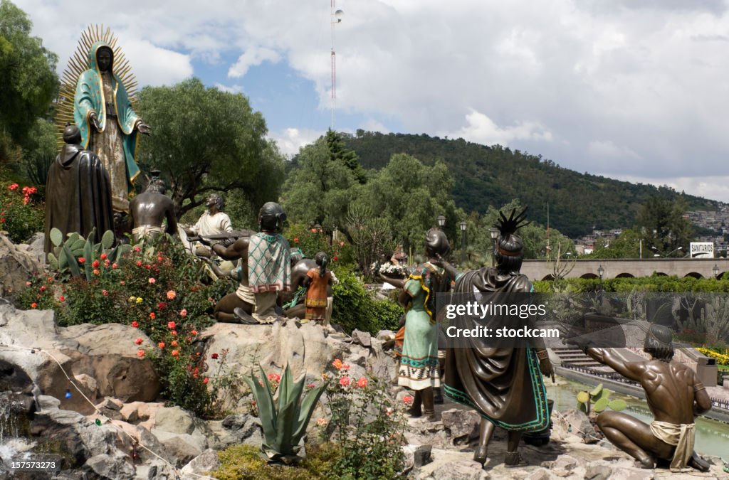 Estatua de la Virgen de Guadalupe