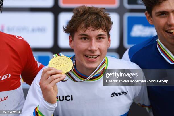 Henri Kiefer of Germany celebrates winning the Mens Junior Downhill during a Mountain Bike Downhill event at the UCI Championship, on August 04 in...