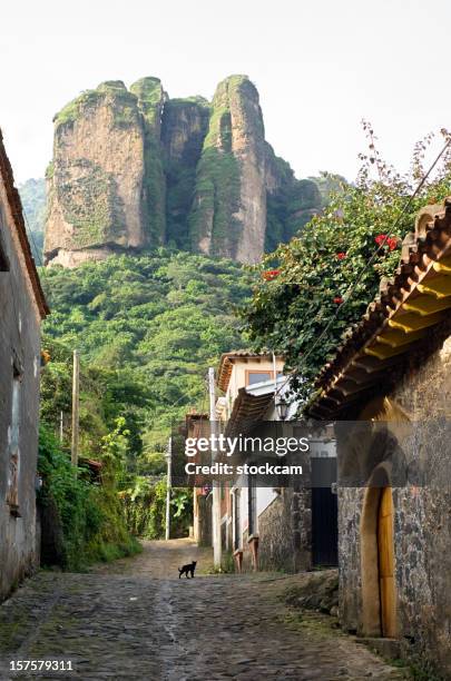 de vista de rua romântica em tepoztlan méxico - estado de morelos imagens e fotografias de stock