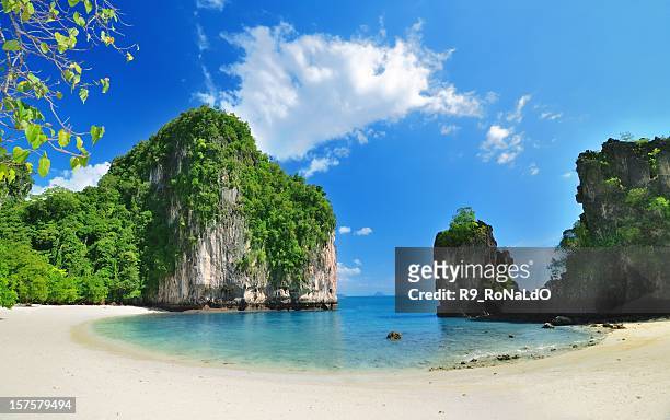 paradies strand der lagune mit blick auf die berge - thailand strand stock-fotos und bilder