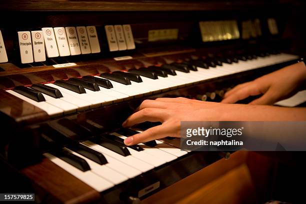 hände auf organ - musical instrument stock-fotos und bilder
