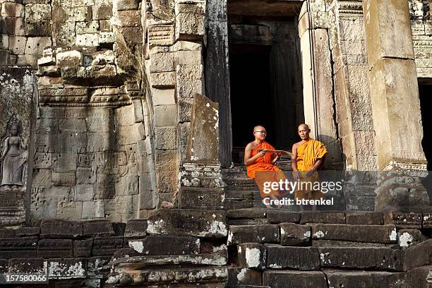 monjes en siem reap - angkor thom fotografías e imágenes de stock