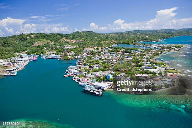 aerial view of island village - honduras 個照片及圖片檔