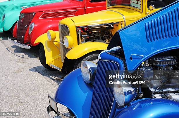line of streetrod and hotrod cars at car show - autoshow stockfoto's en -beelden