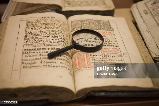 viejo libros - enciclopedia fotografías e imágenes de stock