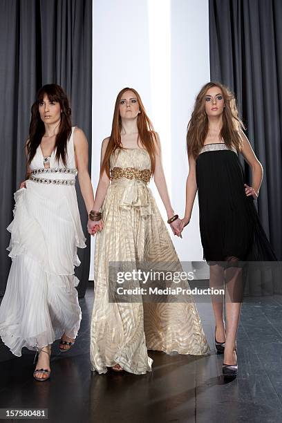 passerella di moda - abito da sera foto e immagini stock