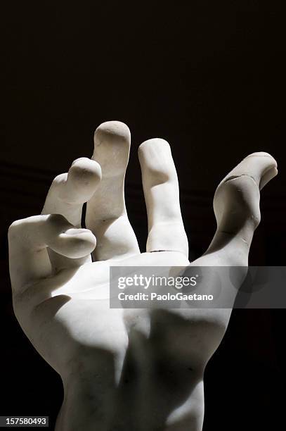 mano chiedere mercy - sculpture foto e immagini stock