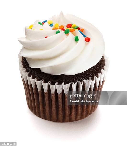 cupcake al cioccolato con glassa su sfondo bianco - cupcake foto e immagini stock
