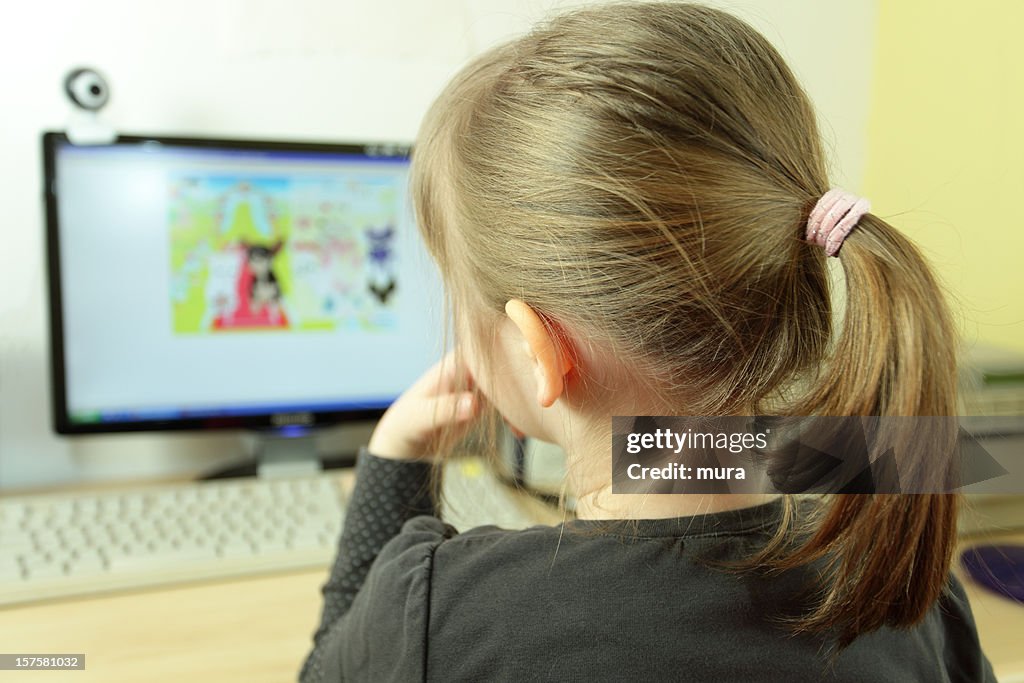 Criança usando um computador