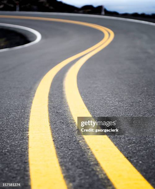 winding yellow road line - road marking stock pictures, royalty-free photos & images