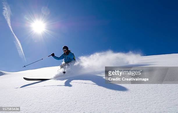 me encanta de esquiar en nieve en polvo - telemark fotografías e imágenes de stock