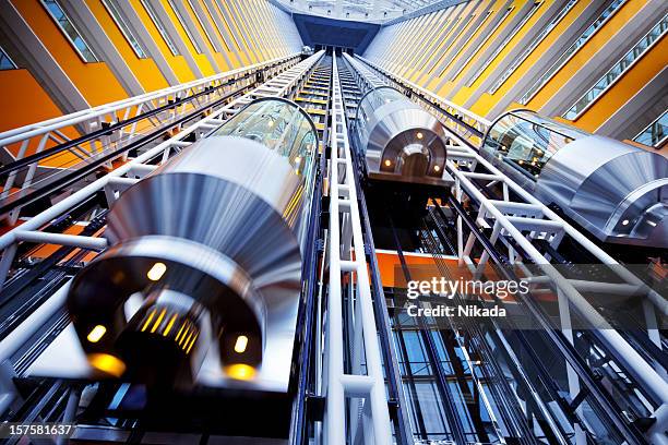 ascensor en un edificio futurista - elevator fotografías e imágenes de stock