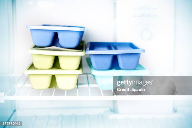 cubo de gelo tabuleiros - cuvete imagens e fotografias de stock
