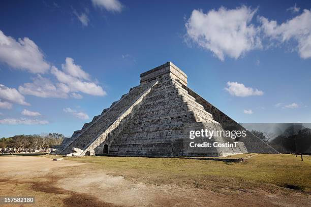 spring equinox at chichenitza pyramid - equinox stockfoto's en -beelden