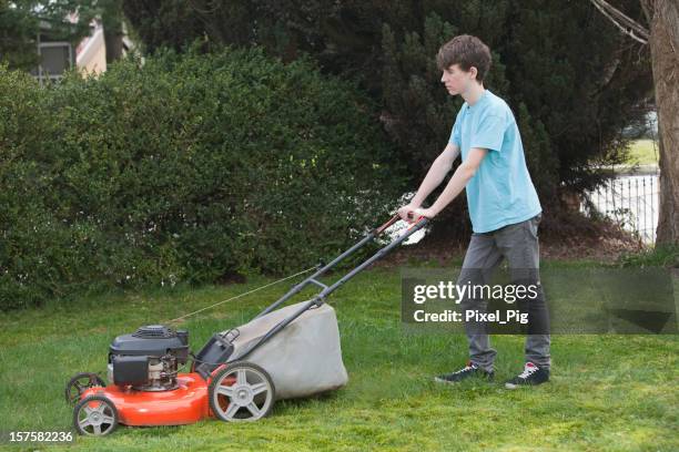 menino mows a frente lawn - 1 - cortar relva imagens e fotografias de stock
