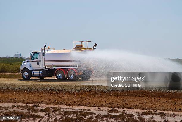 camion cisterna acqua/polvere soppressione su luogo di costruzione - port hedland foto e immagini stock