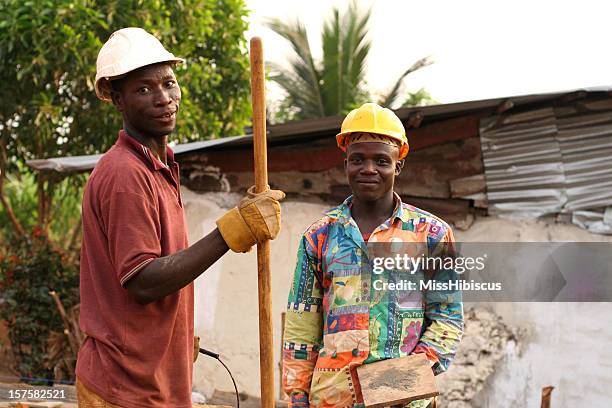 afrikanischen männer gebäude house - liberia stock-fotos und bilder