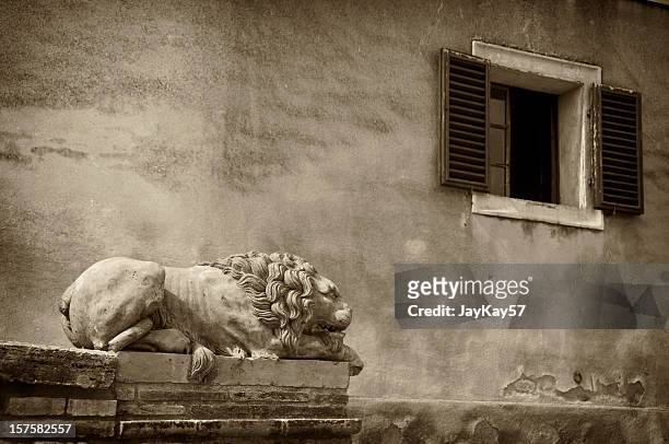 stone lion sculpture - lucignano d'asso stock pictures, royalty-free photos & images
