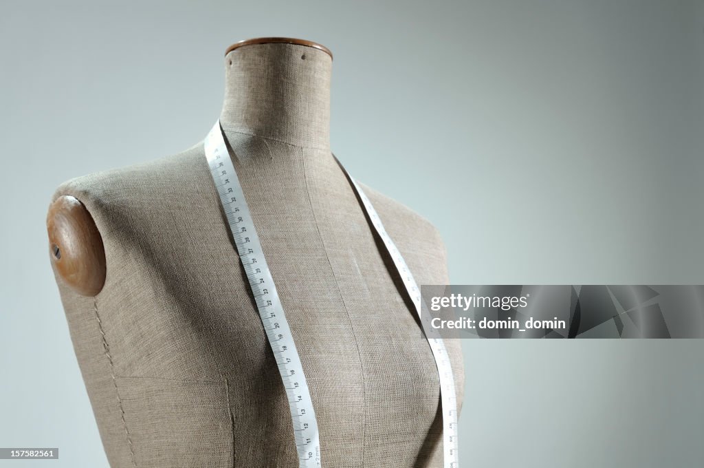 Close-up di donna retrò su misura tronco di Manichino con un metro a nastro