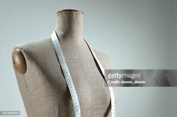 close-up of retro female tailor's mannequin torso with measuring tape - dressmaker's model 個照片及圖片檔