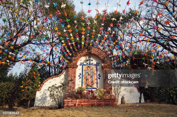 nossa senhora de guadalupe santuário na cidade do méxico - altar imagens e fotografias de stock