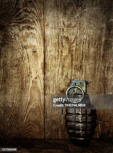 grenade à main sur fond en bois - grenade à main photos et images de collection