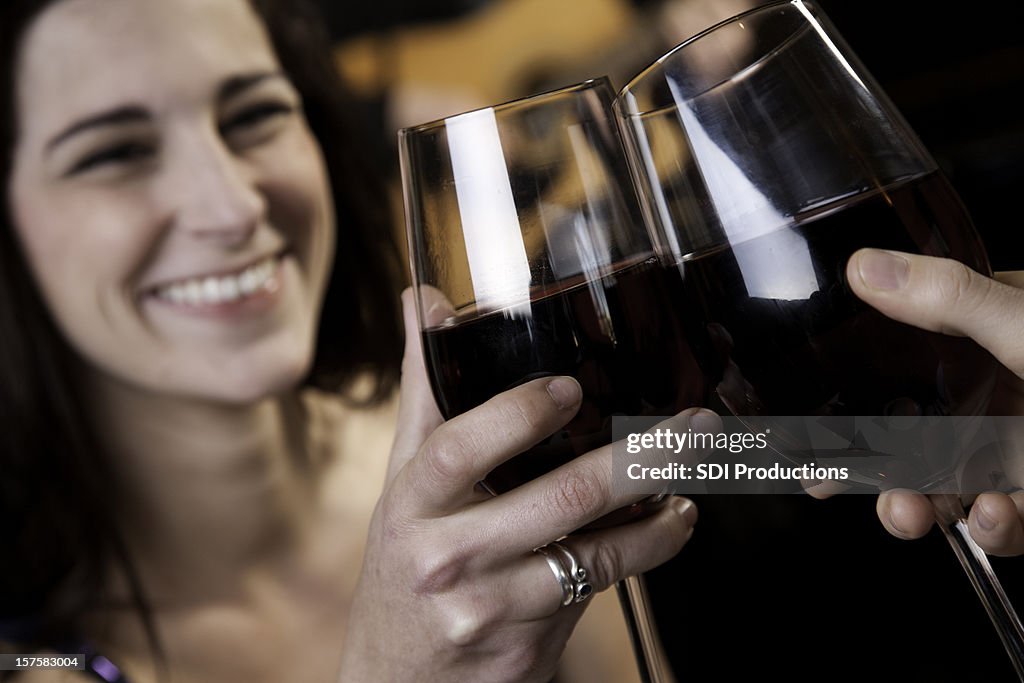 Feliz bonita mulher a celebrar com óculos de Vinho