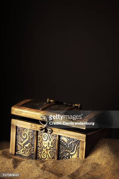 seppellito pirates scatola del tesoro - scatola del tesoro foto e immagini stock