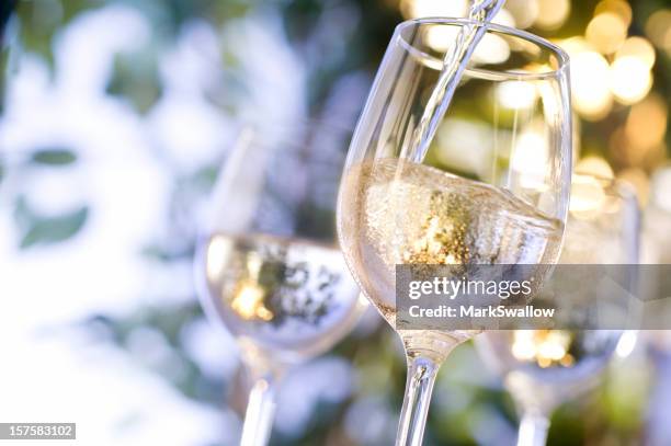 wein in glas gegossen wird - weißwein stock-fotos und bilder