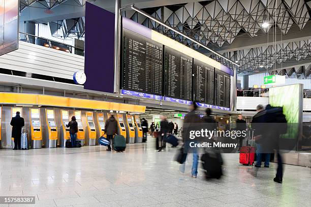 aeropuerto de rush - vestíbulo edificio de transporte fotografías e imágenes de stock