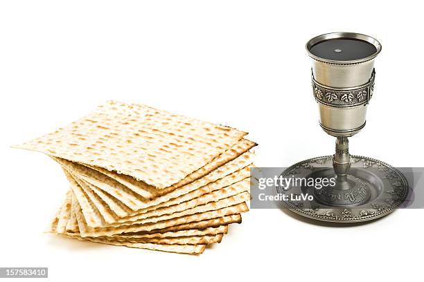 kidduschbecher mit matze - passover symbols stock-fotos und bilder