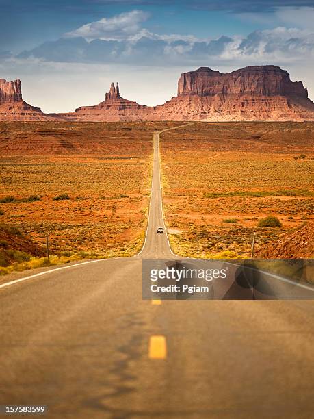 road to monument valley tribal park - monument valley tribal park stock pictures, royalty-free photos & images