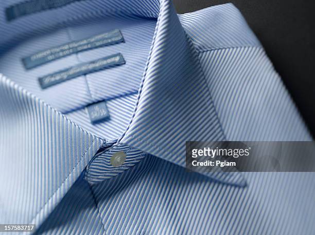 gros plan d'un bleu chemises pour homme - col photos et images de collection