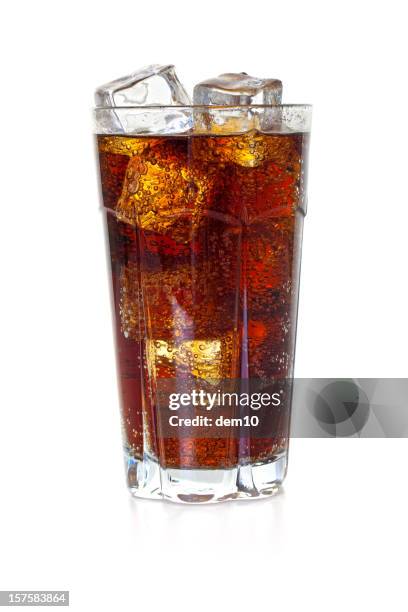 glass of cola with ice - frisdrank stockfoto's en -beelden