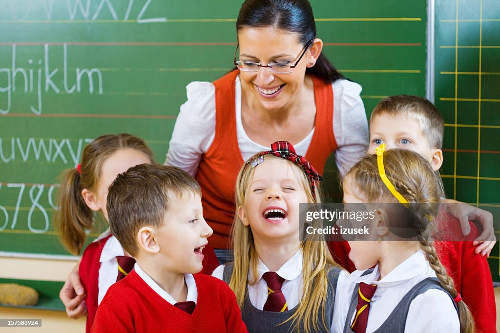 École enfants debout avec leur professeur de chant, Portrait