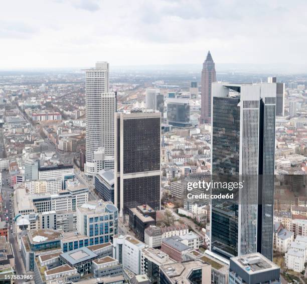 frankfurt bürogebäuden, deutschland, financial center skyline der innenstadt - messeturm stock-fotos und bilder