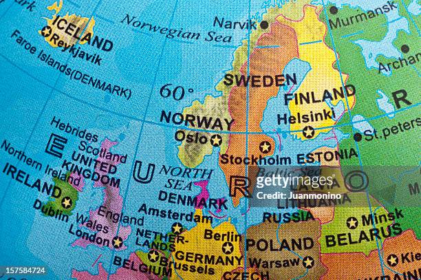 karte von nordeuropa - desktop globe stock-fotos und bilder
