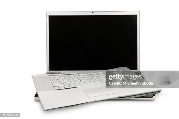 destroyed laptop - losbreken stockfoto's en -beelden