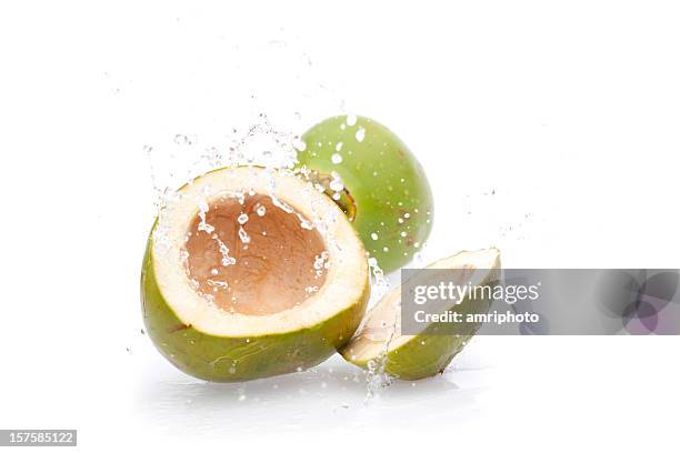 coco verde con salpicaduras de bebida - coco fotografías e imágenes de stock