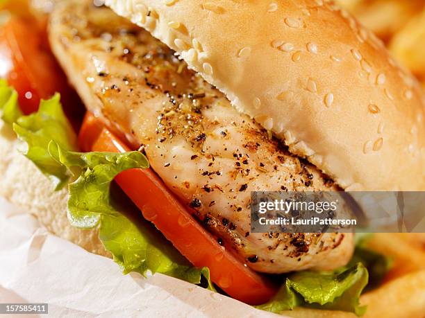 grilled chicken burger - kipburger stockfoto's en -beelden