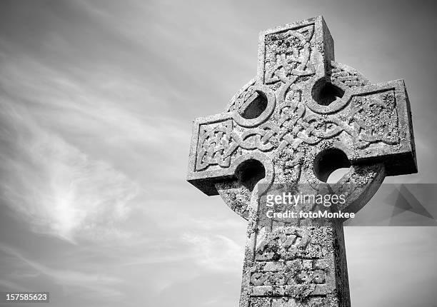celtic cross and sky - celtic cross stockfoto's en -beelden
