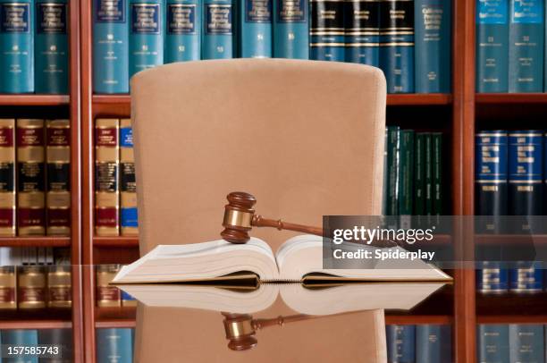 livros de direito e martelo de juiz - law office imagens e fotografias de stock