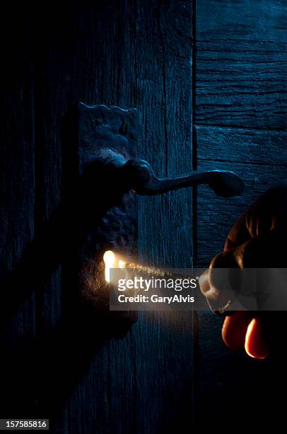 misteriosas cerradura y llave de la luz que pasa a través de ojo de cerradura - lock fotografías e imágenes de stock