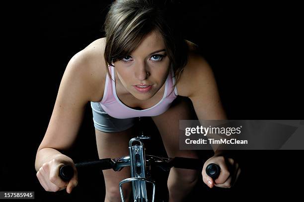 weibliche training auf einem fahrrad - color intensity stock-fotos und bilder