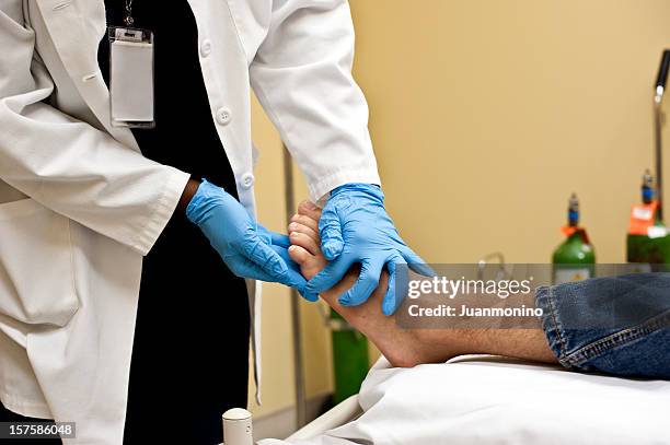 überprüfung des patienten's foot - broken heel stock-fotos und bilder