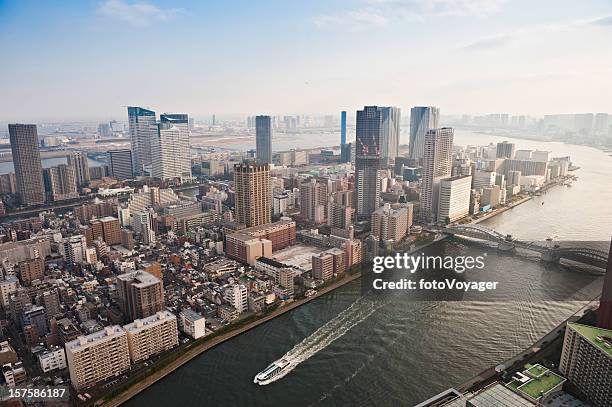 東京のウォーターフロントタワーの隅田川ブリッジズ空から見た湾日本の街並み - bay ストックフォトと画像